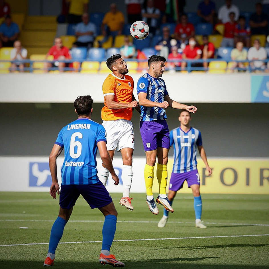 Chín tầng của bóng đá Việt Nam: Đọc V.League 2026-26 từ một khán đài không có khán giả