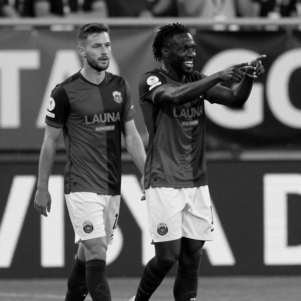 Valencia dừng thương vụ Erik Lira: trần quỹ lương và suất ngoại binh chặn giấc mơ châu Âu