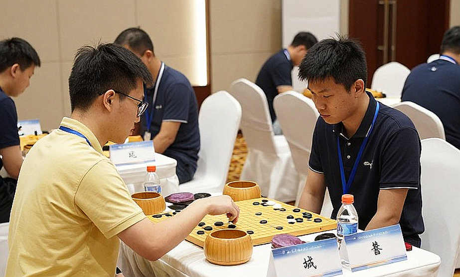 Bàn 4 của Gukesh, Humpy dẫn đội nữ: Ấn Độ và bài toán chiều sâu ở Olympiad cờ vua